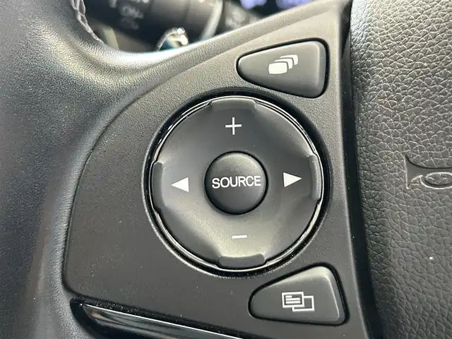 ホンダ ヴェゼル RS ホンダセンシング 鹿児島県 2017(平29)年 9.1万km ホワイトオーキッドパール 禁煙/純正ナビ（CD/DVD/Bluetooth/フルセグTV）/ホンダセンシング/○追突軽減ブレーキ〈CMBS〉/○レーンキープアシスト/○追従型クルーズコントロール/○路外逸脱抑制機能/○誤発進抑制機能/○先行車発進お知らせ機能/○標識認識機能/前席シートヒーター　/ＬＥＤヘッドライト　/オートライト　/前方ドライブレコーダー　/ＥＴＣ　/フロアマット/純正アルミホイール