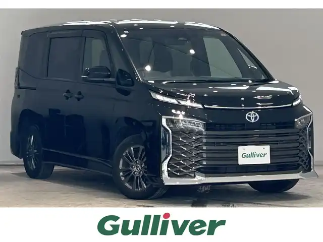 トヨタ ヴォクシー ハイブリッド S－G 宮城県 2023(令5)年 4.2万km アティチュードブラックマイカ トヨタセーフティセンス/・プリクラッシュセーフティ/・レーンディパーチャーアラート/・アクティブクルーズコントロール/・オートマチックハイビーム/・ロードサインアシスト/・プロアクティブドライビングアシスト/パーキングサポートブレーキ/クリアランスソナー/純正7インチナビ/・Bluetooth/USB/HDMI/・バックカメラ/ETC2.0/ドライブレコーダー/14型有機EL後席モニター/両側パワースライドドア/電子パーキング/オートホールド/革製ステアリング/プッシュスタート/LEDヘッドライト/オートライト/純正アルミホイール/社外マット
