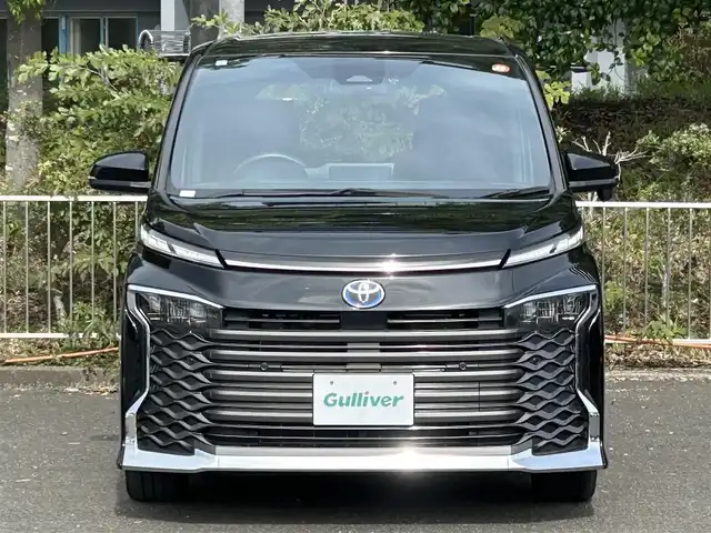 トヨタ ヴォクシー ハイブリッド S－G 宮城県 2023(令5)年 4.2万km アティチュードブラックマイカ トヨタセーフティセンス/・プリクラッシュセーフティ/・レーンディパーチャーアラート/・アクティブクルーズコントロール/・オートマチックハイビーム/・ロードサインアシスト/・プロアクティブドライビングアシスト/パーキングサポートブレーキ/クリアランスソナー/純正7インチナビ/・Bluetooth/USB/HDMI/・バックカメラ/ETC2.0/ドライブレコーダー/14型有機EL後席モニター/両側パワースライドドア/電子パーキング/オートホールド/革製ステアリング/プッシュスタート/LEDヘッドライト/オートライト/純正アルミホイール/社外マット