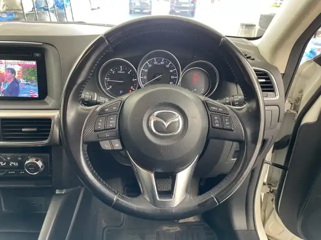 マツダ ＣＸ－５ XD 道央・札幌 2016(平28)年 16.3万km クリスタルホワイトパールマイカ ・4WD/ワンオーナー/・純正ナビ/・BT/CD/DVD/USB/AUX/フルセグTV/・バックカメラ/サイドカメラ/・クルーズコントロール/・MTモード付AT/・ステアリングスイッチ/・LEDオートライト/・フォグランプ/・プッシュスタート/・スマートキー×2/・スマートシティブレーキサポート/・電動格納ミラー/・積込冬タイヤ純正AW付