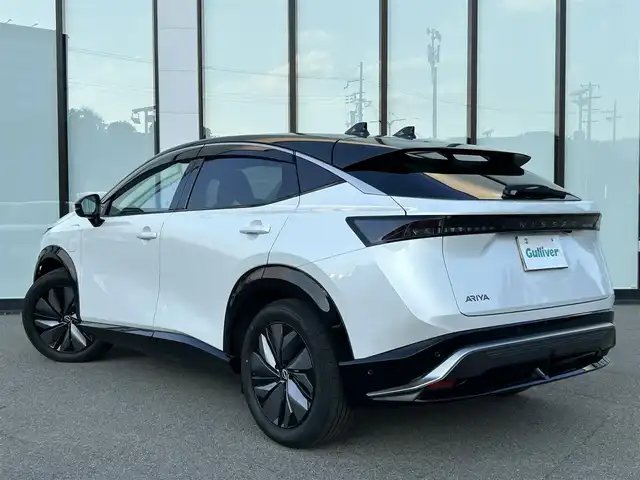 日産 アリア B6 大阪府 2023(令5)年 1.7万km パールⅡ 純正12.3インチコネクトナビ/　（AppleCarPlay/AndroidAuto/フルセグTV/USB/Bluetooth）/パノラミックガラスルーフ　/プロパイロット2.0/ハーフレザーシート/　（D席パワーシート/全席シートヒーター）　/ステアリングヒーター　/前後ドライブレコーダー　/全方位モニター　/パワーバックドア/レーダークルーズコントロール/ブラインドスポットミラー/ヘッドアップディスプレイ/デジタルインナーミラー/ＥＴＣ2.0　/ハーフレザーシート　/純正19インチアルミホイール/純正フロアマット/ワイヤレス充電/LEDヘッドライト/充電ケーブルなし