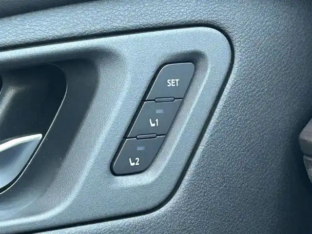 日産 アリア B6 大阪府 2023(令5)年 1.7万km パールⅡ 純正12.3インチコネクトナビ/　（AppleCarPlay/AndroidAuto/フルセグTV/USB/Bluetooth）/パノラミックガラスルーフ　/プロパイロット2.0/ハーフレザーシート/　（D席パワーシート/全席シートヒーター）　/ステアリングヒーター　/前後ドライブレコーダー　/全方位モニター　/パワーバックドア/レーダークルーズコントロール/ブラインドスポットミラー/ヘッドアップディスプレイ/デジタルインナーミラー/ＥＴＣ2.0　/ハーフレザーシート　/純正19インチアルミホイール/純正フロアマット/ワイヤレス充電/LEDヘッドライト/充電ケーブルなし