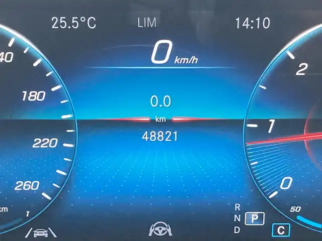 メルセデス・ベンツ Ｍ・ベンツ ＧＬＢ２００ｄ 4マチック 熊本県 2022(令4)年 4.9万km ポーラホワイト ・スマートキー/・プッシュスタート/・アクティブステアリングアシスト/・DSR/・道路標識アシスト/・アクティブレーンキーピングアシスト/・アクティブブレーキアシスト/・アテンションアシスト/・ブラインドスポットモニター/・クルーズコントロール(追従式)/・ハーフレザーシート/・前席パワーシート/・前席シートヒーター/・純正メモリナビ/　【Bluetooth・USB・AppleCarPlay・AndroidAuto】/・全方位カメラ/・ETC2.0/・ドライブレコーダー(前方録画)/・ワイヤレス充電/・パワーバックドア/・LEDヘッドランプ/・純正マット