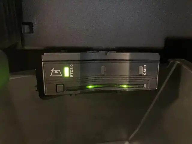 メルセデス・ベンツ Ｍ・ベンツ ＧＬＢ２００ｄ 4マチック 熊本県 2022(令4)年 4.9万km ポーラホワイト ・スマートキー/・プッシュスタート/・アクティブステアリングアシスト/・DSR/・道路標識アシスト/・アクティブレーンキーピングアシスト/・アクティブブレーキアシスト/・アテンションアシスト/・ブラインドスポットモニター/・クルーズコントロール(追従式)/・ハーフレザーシート/・前席パワーシート/・前席シートヒーター/・純正メモリナビ/　【Bluetooth・USB・AppleCarPlay・AndroidAuto】/・全方位カメラ/・ETC2.0/・ドライブレコーダー(前方録画)/・ワイヤレス充電/・パワーバックドア/・LEDヘッドランプ/・純正マット