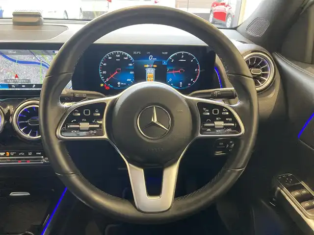 メルセデス・ベンツ Ｍ・ベンツ ＧＬＢ２００ｄ 4マチック 熊本県 2022(令4)年 4.9万km ポーラホワイト ・スマートキー/・プッシュスタート/・アクティブステアリングアシスト/・DSR/・道路標識アシスト/・アクティブレーンキーピングアシスト/・アクティブブレーキアシスト/・アテンションアシスト/・ブラインドスポットモニター/・クルーズコントロール(追従式)/・ハーフレザーシート/・前席パワーシート/・前席シートヒーター/・純正メモリナビ/　【Bluetooth・USB・AppleCarPlay・AndroidAuto】/・全方位カメラ/・ETC2.0/・ドライブレコーダー(前方録画)/・ワイヤレス充電/・パワーバックドア/・LEDヘッドランプ/・純正マット
