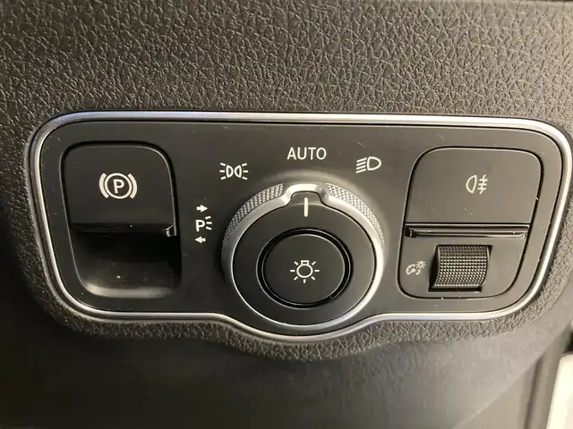 メルセデス・ベンツ Ｍ・ベンツ ＧＬＢ２００ｄ 4マチック 熊本県 2022(令4)年 4.9万km ポーラホワイト ・スマートキー/・プッシュスタート/・アクティブステアリングアシスト/・DSR/・道路標識アシスト/・アクティブレーンキーピングアシスト/・アクティブブレーキアシスト/・アテンションアシスト/・ブラインドスポットモニター/・クルーズコントロール(追従式)/・ハーフレザーシート/・前席パワーシート/・前席シートヒーター/・純正メモリナビ/　【Bluetooth・USB・AppleCarPlay・AndroidAuto】/・全方位カメラ/・ETC2.0/・ドライブレコーダー(前方録画)/・ワイヤレス充電/・パワーバックドア/・LEDヘッドランプ/・純正マット