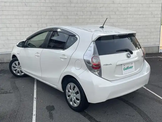 トヨタ アクア 静岡県 2012(平24)年 3.1万km ライムホワイトパールクリスタルシャイン スマートエントリーパッケージ/純正ナビ/　（Bluetooth/DVD/CD）/フルセグTV/バックカメラ/プッシュスタート/スマートキー/ETC/純正フロアマット/ステアリングスイッチ/横滑り防止装置/取扱説明書/保証書