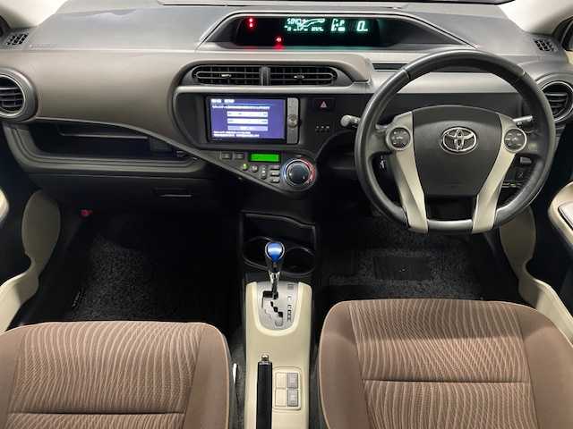 トヨタ アクア 静岡県 2012(平24)年 3.1万km ライムホワイトパールクリスタルシャイン スマートエントリーパッケージ/純正ナビ/　（Bluetooth/DVD/CD）/フルセグTV/バックカメラ/プッシュスタート/スマートキー/ETC/純正フロアマット/ステアリングスイッチ/横滑り防止装置/取扱説明書/保証書