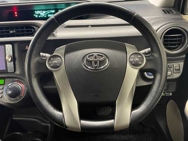 トヨタ アクア 静岡県 2012(平24)年 3.1万km ライムホワイトパールクリスタルシャイン スマートエントリーパッケージ/純正ナビ/　（Bluetooth/DVD/CD）/フルセグTV/バックカメラ/プッシュスタート/スマートキー/ETC/純正フロアマット/ステアリングスイッチ/横滑り防止装置/取扱説明書/保証書