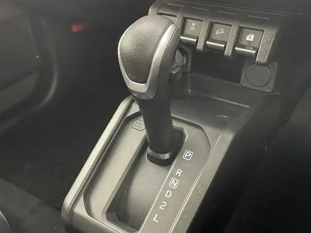 スズキ ジムニー シエラ JL 岡山県 2022(令4)年 1.4万km ジャングルグリーン 8インチナビゲーションシステム/【Bluetooth/フルセグTV/USB/iPod】/前席シートヒーター/ドアミラーヒーター/衝突軽減ブレーキ/オートハイビーム/オートライト/プッシュスタート/スマートキー×2/背面タイヤ/フロアマット/レーンアシスト/横滑り防止/踏み間違い防止/ISOFIX/チルトステアリング/ドアバイザー/保証書/取扱説明書/ナビ取扱説明書