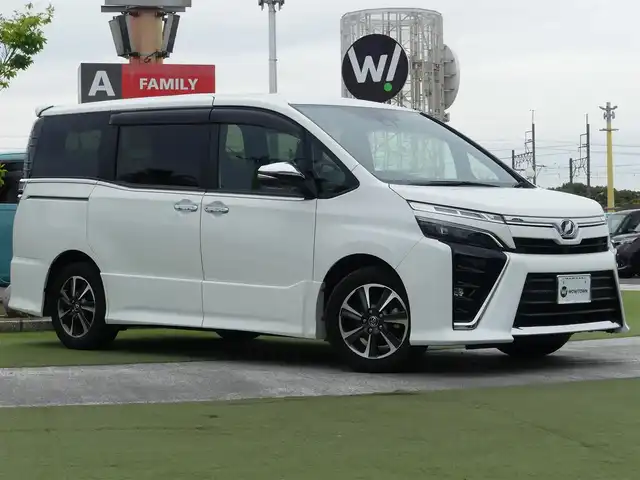 トヨタ ヴォクシー ZS 煌 愛知県 2018(平30)年 3万km ホワイトパールクリスタルシャイン Toyota Safety Sense/・プリクラッシュセーフティ/・レーンディパーチャーアラート/・オートハイビーム/両側パワースライドドア/純正SDナビ/地デジTV/【DVD/CD再生機能　Bluetooth接続】/バックカメラ/ドライブレコーダー/ステアリングスイッチ/ETC（2.0）/LEDヘッドライト/純正16インチアルミホイル/スマートキー