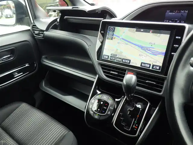 トヨタ ヴォクシー ZS 煌 愛知県 2018(平30)年 3万km ホワイトパールクリスタルシャイン Toyota Safety Sense/・プリクラッシュセーフティ/・レーンディパーチャーアラート/・オートハイビーム/両側パワースライドドア/純正SDナビ/地デジTV/【DVD/CD再生機能　Bluetooth接続】/バックカメラ/ドライブレコーダー/ステアリングスイッチ/ETC（2.0）/LEDヘッドライト/純正16インチアルミホイル/スマートキー