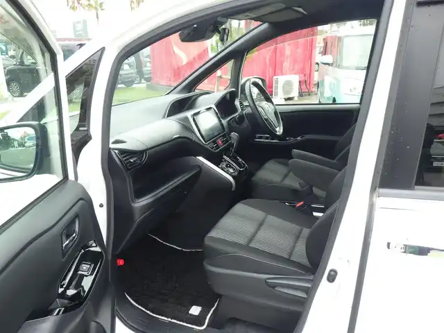 トヨタ ヴォクシー ZS 煌 愛知県 2018(平30)年 3万km ホワイトパールクリスタルシャイン Toyota Safety Sense/・プリクラッシュセーフティ/・レーンディパーチャーアラート/・オートハイビーム/両側パワースライドドア/純正SDナビ/地デジTV/【DVD/CD再生機能　Bluetooth接続】/バックカメラ/ドライブレコーダー/ステアリングスイッチ/ETC（2.0）/LEDヘッドライト/純正16インチアルミホイル/スマートキー