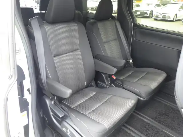 トヨタ ヴォクシー ZS 煌 愛知県 2018(平30)年 3万km ホワイトパールクリスタルシャイン Toyota Safety Sense/・プリクラッシュセーフティ/・レーンディパーチャーアラート/・オートハイビーム/両側パワースライドドア/純正SDナビ/地デジTV/【DVD/CD再生機能　Bluetooth接続】/バックカメラ/ドライブレコーダー/ステアリングスイッチ/ETC（2.0）/LEDヘッドライト/純正16インチアルミホイル/スマートキー