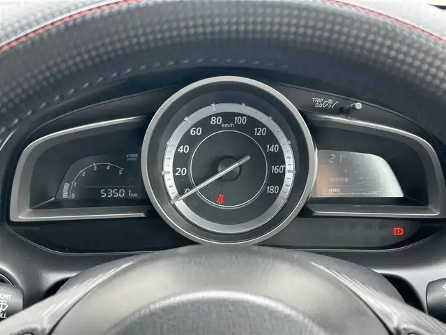 マツダ デミオ XD 滋賀県 2015(平27)年 5.4万km ディープクリスタルブルーマイカ ディーゼル/2WD(FF)/6速MT/7インチ純正ナビ/（FM/AM/CD/DVD/フルセグ/Bluetooth）/ETC/ドライブレコーダー/バックカメラ/プリクラッシュブレーキアシスト	/クルーズコントロール/レーンキープアシスト	/電動格納ミラー/アイドリングストップ/ステアリングスイッチ/オートライト/LEDヘッドライト/フロントフォグ/フルオートエアコン/プッシュスタート/スマートキー/純正フロアマット/ドアバイザー