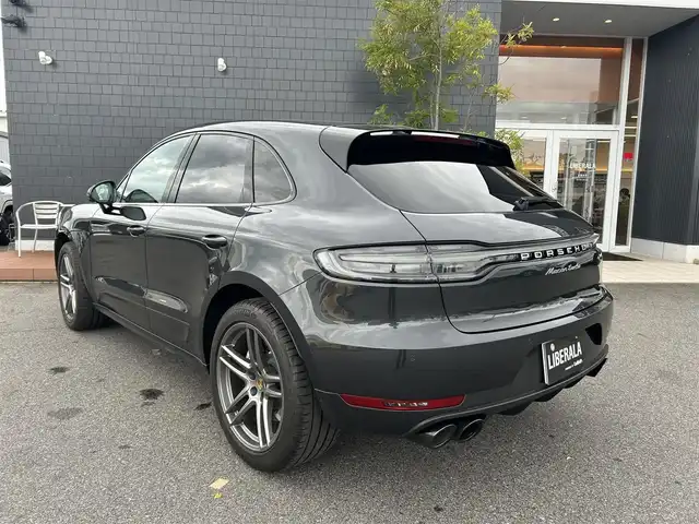 ポルシェ マカン ターボ 滋賀県 2019(令1)年 4.5万km ヴァルカノグレーメタリック ワンオーナー/スポーツクロノパッケージ/カーボンインテリアパッケージ/パノラマサンルーフ/PDLS＋/レザーシート/シートヒーター＆ベンチレーション/OPボディーカラー(ヴァルカノグレーメタリック)/エアサスペンション/BOSEサウンド/360°カメラ/純正ナビ/BT/USB/ETC/前後ドラレコ/ACC/LKA/BSM