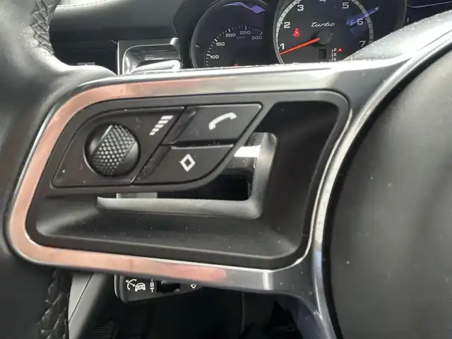 ポルシェ マカン ターボ 滋賀県 2019(令1)年 4.5万km ヴァルカノグレーメタリック ワンオーナー/スポーツクロノパッケージ/カーボンインテリアパッケージ/パノラマサンルーフ/PDLS＋/レザーシート/シートヒーター＆ベンチレーション/OPボディーカラー(ヴァルカノグレーメタリック)/エアサスペンション/BOSEサウンド/360°カメラ/純正ナビ/BT/USB/ETC/前後ドラレコ/ACC/LKA/BSM