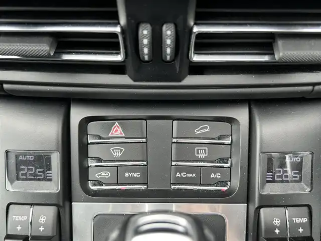 ポルシェ マカン ターボ 滋賀県 2019(令1)年 4.5万km ヴァルカノグレーメタリック ワンオーナー/スポーツクロノパッケージ/カーボンインテリアパッケージ/パノラマサンルーフ/PDLS＋/レザーシート/シートヒーター＆ベンチレーション/OPボディーカラー(ヴァルカノグレーメタリック)/エアサスペンション/BOSEサウンド/360°カメラ/純正ナビ/BT/USB/ETC/前後ドラレコ/ACC/LKA/BSM