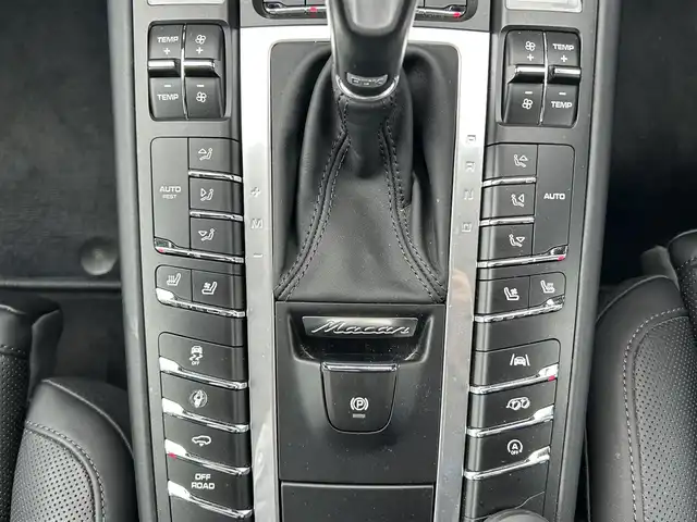 ポルシェ マカン ターボ 滋賀県 2019(令1)年 4.5万km ヴァルカノグレーメタリック ワンオーナー/スポーツクロノパッケージ/カーボンインテリアパッケージ/パノラマサンルーフ/PDLS＋/レザーシート/シートヒーター＆ベンチレーション/OPボディーカラー(ヴァルカノグレーメタリック)/エアサスペンション/BOSEサウンド/360°カメラ/純正ナビ/BT/USB/ETC/前後ドラレコ/ACC/LKA/BSM