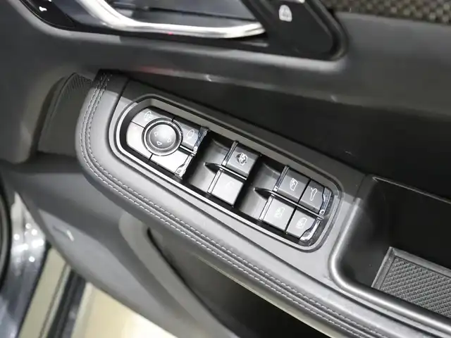ポルシェ マカン ターボ 静岡県 2019(令1)年 4.5万km ヴァルカノグレーメタリック ワンオーナー/スポーツクロノパッケージ/カーボンインテリアパッケージ/パノラマサンルーフ/PDLS＋/レザーシート/シートヒーター＆ベンチレーション/OPボディーカラー(ヴァルカノグレーメタリック)/エアサスペンション/BOSEサウンド/360°カメラ/純正ナビ/BT/USB/ETC/前後ドラレコ/ACC/LKA/BSM