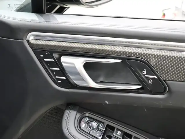ポルシェ マカン ターボ 静岡県 2019(令1)年 4.5万km ヴァルカノグレーメタリック ワンオーナー/スポーツクロノパッケージ/カーボンインテリアパッケージ/パノラマサンルーフ/PDLS＋/レザーシート/シートヒーター＆ベンチレーション/OPボディーカラー(ヴァルカノグレーメタリック)/エアサスペンション/BOSEサウンド/360°カメラ/純正ナビ/BT/USB/ETC/前後ドラレコ/ACC/LKA/BSM