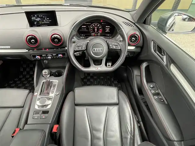 アウディ Ｓ３ 石川県 2017(平29)年 2.8万km 白 黒赤革シート/シートヒーター/マトリクスＬＥＤ/Ｂａｎｇ＆Ｏｌｆｕｓｅｎ/衝突軽減ブレーキ/アダプティブクルーズコントロール/純正ナビ/フルセグ/バックカメラ/クリアランスソナー/バーチャルコックピット/ETC