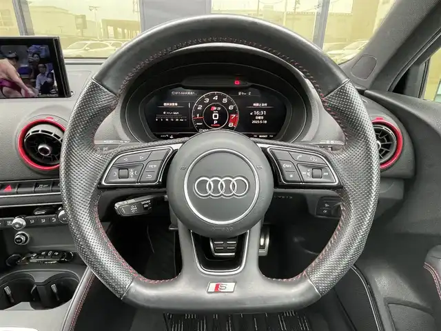 アウディ Ｓ３ 石川県 2017(平29)年 2.8万km 白 黒赤革シート/シートヒーター/マトリクスＬＥＤ/Ｂａｎｇ＆Ｏｌｆｕｓｅｎ/衝突軽減ブレーキ/アダプティブクルーズコントロール/純正ナビ/フルセグ/バックカメラ/クリアランスソナー/バーチャルコックピット/ETC