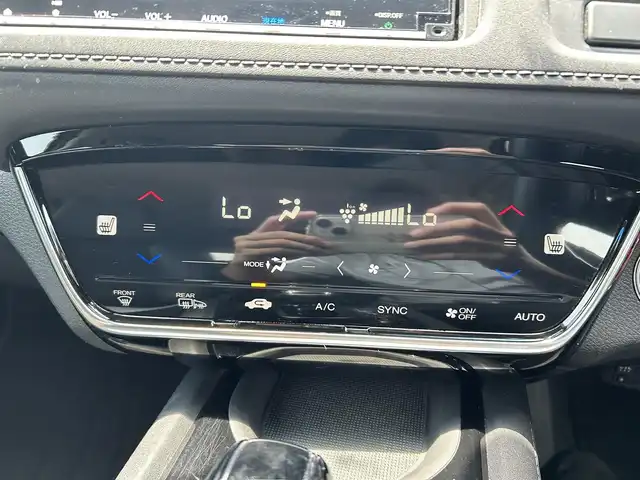 ホンダ ヴェゼル ハイブリッド Z ホンダセンシング 千葉県 2020(令2)年 3.3万km ルーセブラックM 純正8インチナビ/(フルセグTV CD DVD BT FM AM)/バックカメラ/衝突被害軽減システム/車線逸脱警報/クルーズコントロール/ハーフレザーシート/横滑り防止装置/ETC/ドライブレコーダー/LEDヘッドライト/フォグランプ/オートライト/ウィンカーミラー/純正17インチAW/シートヒーター/プッシュスタート/スマートキー/フロアマット/ドアバイザー/スペアキー/取扱説明書/保証書