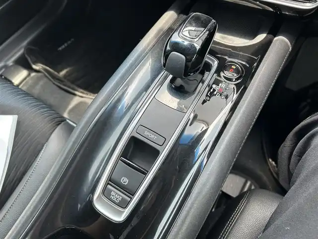 ホンダ ヴェゼル ハイブリッド Z ホンダセンシング 千葉県 2020(令2)年 3.3万km ルーセブラックM 純正8インチナビ/(フルセグTV CD DVD BT FM AM)/バックカメラ/衝突被害軽減システム/車線逸脱警報/クルーズコントロール/ハーフレザーシート/横滑り防止装置/ETC/ドライブレコーダー/LEDヘッドライト/フォグランプ/オートライト/ウィンカーミラー/純正17インチAW/シートヒーター/プッシュスタート/スマートキー/フロアマット/ドアバイザー/スペアキー/取扱説明書/保証書