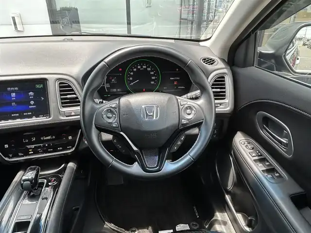 ホンダ ヴェゼル ハイブリッド Z ホンダセンシング 千葉県 2020(令2)年 3.3万km ルーセブラックM 純正8インチナビ/(フルセグTV CD DVD BT FM AM)/バックカメラ/衝突被害軽減システム/車線逸脱警報/クルーズコントロール/ハーフレザーシート/横滑り防止装置/ETC/ドライブレコーダー/LEDヘッドライト/フォグランプ/オートライト/ウィンカーミラー/純正17インチAW/シートヒーター/プッシュスタート/スマートキー/フロアマット/ドアバイザー/スペアキー/取扱説明書/保証書