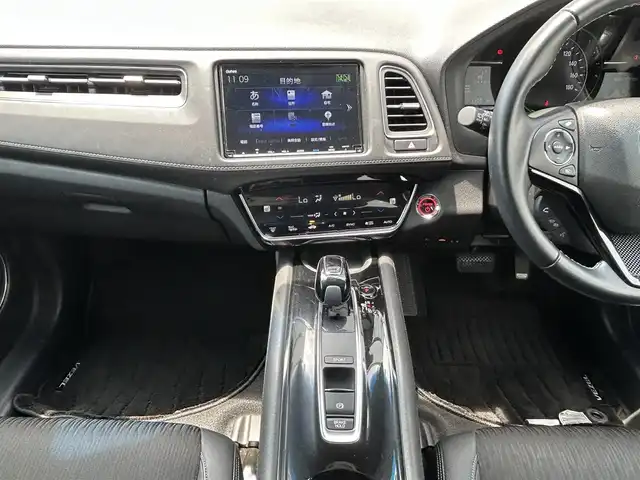 ホンダ ヴェゼル ハイブリッド Z ホンダセンシング 千葉県 2020(令2)年 3.3万km ルーセブラックM 純正8インチナビ/(フルセグTV CD DVD BT FM AM)/バックカメラ/衝突被害軽減システム/車線逸脱警報/クルーズコントロール/ハーフレザーシート/横滑り防止装置/ETC/ドライブレコーダー/LEDヘッドライト/フォグランプ/オートライト/ウィンカーミラー/純正17インチAW/シートヒーター/プッシュスタート/スマートキー/フロアマット/ドアバイザー/スペアキー/取扱説明書/保証書