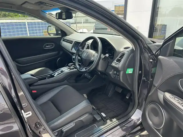 ホンダ ヴェゼル ハイブリッド Z ホンダセンシング 千葉県 2020(令2)年 3.3万km ルーセブラックM 純正8インチナビ/(フルセグTV CD DVD BT FM AM)/バックカメラ/衝突被害軽減システム/車線逸脱警報/クルーズコントロール/ハーフレザーシート/横滑り防止装置/ETC/ドライブレコーダー/LEDヘッドライト/フォグランプ/オートライト/ウィンカーミラー/純正17インチAW/シートヒーター/プッシュスタート/スマートキー/フロアマット/ドアバイザー/スペアキー/取扱説明書/保証書