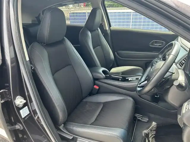 ホンダ ヴェゼル ハイブリッド Z ホンダセンシング 千葉県 2020(令2)年 3.3万km ルーセブラックM 純正8インチナビ/(フルセグTV CD DVD BT FM AM)/バックカメラ/衝突被害軽減システム/車線逸脱警報/クルーズコントロール/ハーフレザーシート/横滑り防止装置/ETC/ドライブレコーダー/LEDヘッドライト/フォグランプ/オートライト/ウィンカーミラー/純正17インチAW/シートヒーター/プッシュスタート/スマートキー/フロアマット/ドアバイザー/スペアキー/取扱説明書/保証書
