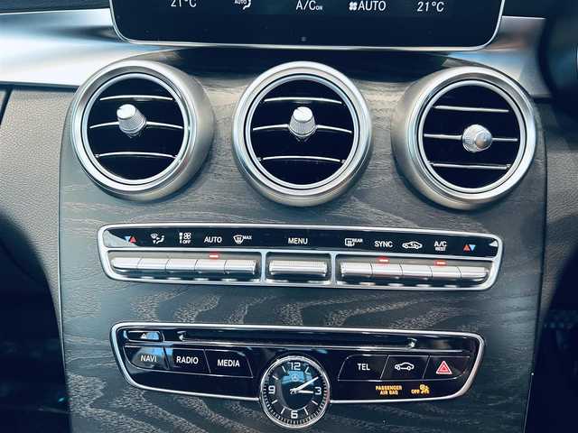 メルセデス・ベンツ Ｃ２２０ｄ ワゴン ローレウスエディション 大阪府 2018(平30)年 3.5万km オブシディアンブラック レーダーセーフティ/サンルーフ/黒革/メモリ付きパワーシート/シートヒーター/純正ナビ/TV/バックカメラ/ACC/純正18インチAW/LEDヘッドライト/ブラインドスポット/電動リアゲート