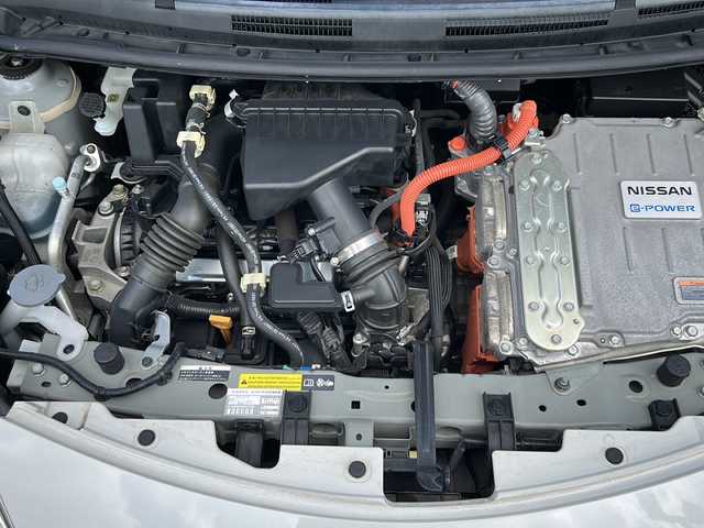 日産 ノート e－パワー メダリスト FOUR 福島県 2019(平31)年 5.9万km ブリリアントホワイトパール 純正ナビ　フルセグＴＶ　ＢＴ　全方位Ｃ　純正ミラー型ドラレコ　パートタイム４ＷＤ　ＥＴＣ　追従型クルコン　ハーフレザーシート　エマージェンシーブレーキ　取説　プッシュスタート　スマートキー　ステリモ　後方ドラレコ（Driveman）