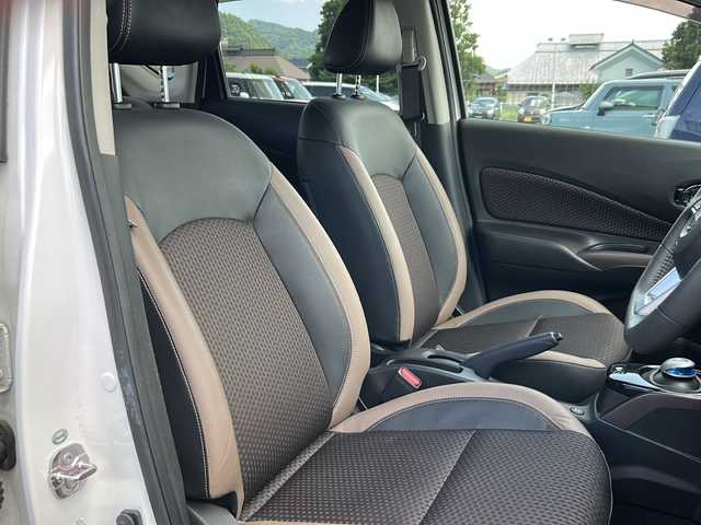 日産 ノート e－パワー メダリスト FOUR 福島県 2019(平31)年 5.9万km ブリリアントホワイトパール 純正ナビ　フルセグＴＶ　ＢＴ　全方位Ｃ　純正ミラー型ドラレコ　パートタイム４ＷＤ　ＥＴＣ　追従型クルコン　ハーフレザーシート　エマージェンシーブレーキ　取説　プッシュスタート　スマートキー　ステリモ　後方ドラレコ（Driveman）