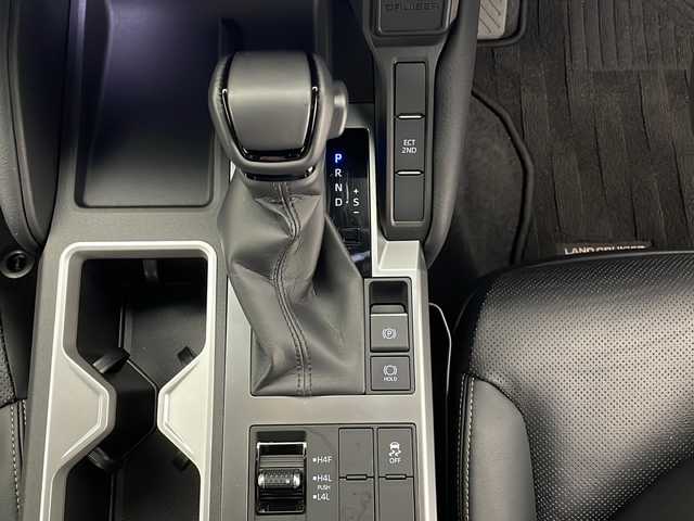 トヨタ ランドクルーザー ２５０ VX 長野県 2024(令6)年 1.1万km プラチナホワイトパールマイカ ワンオーナー/禁煙車/純正12.3インチナビ/（AM／FM／Bluetooth／フルセグTV／USB／HDMI）/全方位カメラ/寒冷地仕様/・リヤフォグランプ/・ミリ波ヒーター/・ヘッドライトウォッシャー/・リヤヒーターダクト/デジタルインナーミラー/ムーンルーフ/トヨタセーフティセンス/・プリクラッシュセーフティ/・レーンディパーチャーアラート/・レーダークルーズコントロール/・オートマチックハイビーム/・ロードサインアシスト/・緊急時操舵支援/クリアランスソナー/ブラインドスポットモニター/ETC2.0/レザーシート/シートヒーター/シートベンチレーション/ステアリングヒーター/パワーシート/パワーバックドア/ルーフレール/純正18インチアルミホイール/スマートキー/スペアキー有/プッシュスタート/純正フロアマット/LEDヘッドライト/フロントフォグランプ/横滑り防止装置/センターデフロック