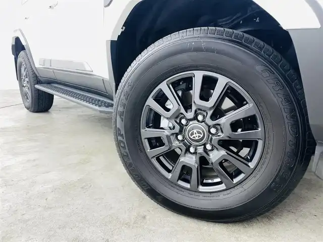 トヨタ ランドクルーザー ２５０ VX 福島県 2024(令6)年 0.5万km プラチナホワイトパールマイカ サンルーフ/丸目ライト/モデリスタ/・フロントバンパーガード/・フロントアンダーカバー/・シグネチャーイルミブレード/・オーバーフェンダー/・フェンダーガーニッシュ/・サイドモール/・リヤバンパーガーニッシュ/・リヤバンパーステップガード/・リヤスポイラー/アドバンスドドライブ/・FCTA/LCA/・ドライバーモニターカメラ/トヨタセーフティセンス/・PCS/LDA/PDA/BSM/・RCTA/RCD/RSA/PKSB/・レーダークルーズコントロール/・後方車接近告知/・安心降車サポート/・周辺車両接近時サポート/・クリアランスソナー/純正12.3型ディスプレイ/・フルセグTV/ナビ/BT/USB/HDMI/・全方位カメラ/・ドライブレコーダー/・ETC2.0/・デジタルインナーミラー/パワーバックドア/ルーフレール/サイドステップ/電子パーキング/・オートホールド/革巻きステアリング/・ステアリングリモコン/・ステアリングヒーター/レザーシート/・Dパワーシート/・D/Nシートヒーター/・D/Nエアシート/プッシュスタート/・スマートキー×2/LEDヘッドライト/・オートライト/・フォグ/・オートハイビーム/ワンオーナー