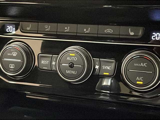 フォルクスワーゲン アルテオン Rライン 4M アドバンス 新潟県 2018(平30)年 4.1万km ディープブラックパールエフェクト オールイン・セーフティ/・アダプティブクルーズコントロール/・レーンキープアシストシステム/・サイドアシスト/・リヤトラフィックアラート/・プリクラッシュブレーキシステム/・アラウンドビューカメラ/・ダイナミックライトアシスト/・パークディスタンスコントロール/デジタルメータークラスター/ヘッドアップディスプレイ/Volkswagen 純正インフォテイメントシステム/Discover Pro/・SSDナビゲーションシステム/・CD/DVD/TV/BT/LEDヘッドライト/電動リアゲート/ドライブレコーダー/ETC/パワーシート/シートヒーター