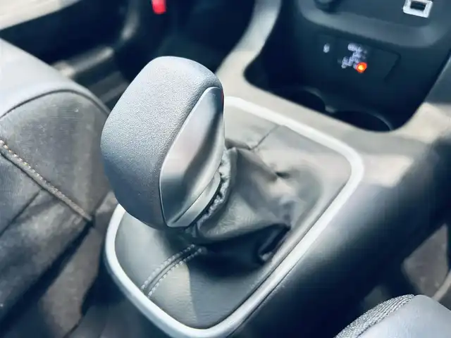 シトロエン シトロエン Ｃ３ エディション ノアール 大阪府 2024(令6)年 0.3万km 黒 バックカメラ/ハーフレザーシート/クルーズコントロール/スマートキー/プッシュスタート/ドライブレコーダー/オートライト/LEDヘッドライト/革巻きステアリング/ステアリングスイッチ/ISOFIX/アクティブセーフティブレーキ/レーンディパチャーウォーニング/疲労感知システム/インテリジェントハイビーム/ストップ＆スタート/パーキングセンサー/トラクションコントロール