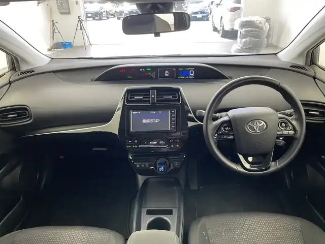 トヨタ プリウス S 三重県 2022(令4)年 4.8万km プラチナホワイトパールマイカ /禁煙車//純正ナビ/（BT、AUX、FM.AM）//全方位カメラ//Toyota Safety Sense/・プリクラッシュセーフティ/・レーントレーシングアシスト/・クリアランスソナー/・ロードサインアシスト//レーダークルーズコントロール//ビルトインETC//オートハイビーム//ステアリングスイッチ//トノカバー//スマートキー
