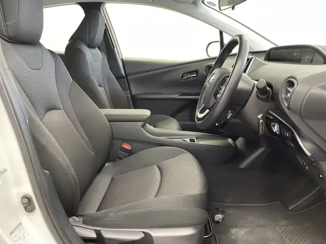 トヨタ プリウス S 三重県 2022(令4)年 4.8万km プラチナホワイトパールマイカ /禁煙車//純正ナビ/（BT、AUX、FM.AM）//全方位カメラ//Toyota Safety Sense/・プリクラッシュセーフティ/・レーントレーシングアシスト/・クリアランスソナー/・ロードサインアシスト//レーダークルーズコントロール//ビルトインETC//オートハイビーム//ステアリングスイッチ//トノカバー//スマートキー