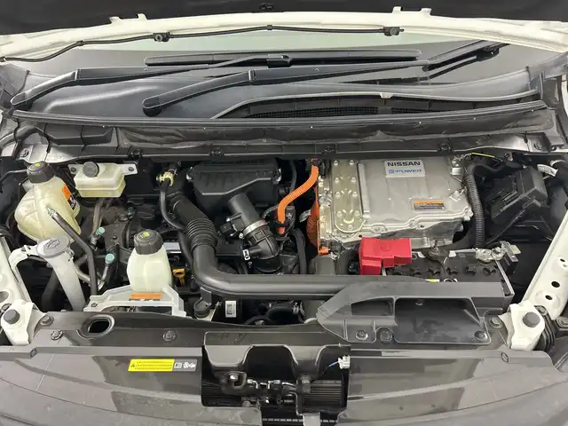 日産 セレナ e－パワー ハイウェイスター V 愛知県 2020(令2)年 5.6万km ブリリアントホワイトパール 禁煙車/純正10インチナビ/（AM/FM/フルセグ/BT/CD/DVD）/純正フリップダウンモニター/IMPULエアロ（F/S/R）/プロパイロット/両側パワースライドドア/全方位カメラ/D/N席シートヒーター/18インチWORKSアルミホイール/側方支援/後側方支援/エマージェンシーブレーキ/速度標識表示/道路標識表示/駐車支援/ふらつき警報/LEDヘッドライト/ステアリングヒーター/ビルトインETC/純正フロアマット/プッシュスタート/スマートキー