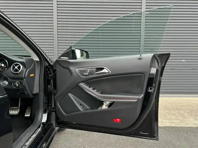 メルセデス・ベンツ ＣＬＡ１８０ Sブレイク AMG スタイル 茨城県 2018(平30)年 1.1万km コスモスブラック 後期型 /AMGプレミアムパッケージ/パノラミックSR /RSP /ACC /LKA /BSA /Bカメラ /パークトロニック /半革 /シートヒーター /M付パワーシート /パワーテールゲート /アンビエントライト /ナビ /TV /BT/USB/DVD/CD/CarPlay /LEDヘッドライト /ETC2.0 /ドラレコ/禁煙車