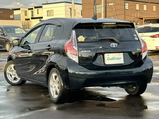 トヨタ アクア S 道南・函館 2015(平27)年 7.9万km ブラックマイカ /純正ＳＤナビ//フルセグＴＶ//夏冬タイヤ//エンジンスターター//バックカメラ//オートライト//ＡＢＳ//社外ＡＷ//フロアマット//ＥＴＣ//プッシュスタート//スマートキー//スペアキー//ＥＴＣ//保証書//取扱説明書