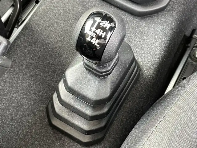 スズキ ジムニー XG 香川県 2023(令5)年 4.2万km ジャングルグリーン スズキセーフティサポート/・デュアルセンサーブレーキサポート/・車線逸脱警報機能/・ふらつき警報機能/・ハイビームアシスト/・先行車発進お知らせ機能/ワンオーナー　/禁煙車　/カーオーディオ【DEH-5600】/(Bluetooth/CD/AUX)/MT車/４WD/純正16インチアルミホイール/ロッドホルダー/リアアンダーミラー/リフトアップ/ヒルホールドコントロール/ETC/オートライト/ACエアコン/光軸調整/リモコンキー