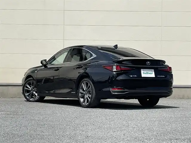 レクサス ＥＳ 300h Fスポーツ 茨城県 2019(平31)年 6.9万km グラファイトブラックガラスフレーク ・ワンオーナー/・純正ナビ（AM/FM/CD/DVD/TV/BT）/・フルセグテレビ/・バックカメラ/・前方ドライブレコーダー/・ETC2.0/・ハンドルヒーター/・シートヒーター/クーラー（D/N席）/・パワーシート（D/N席）/・パワーバックドア/・サンルーフ/・ステアリングスイッチ/・オートライト/・オートワイパー/・横滑り防止装置/・コーナーセンサー/・レーンアシスト/・ブラインドスポットモニター/・クルーズコントロール/・電格ミラー/・空気圧センサー/・三眼LEDヘッドライト/・保証書/・取扱説明書/・カードキーあり
