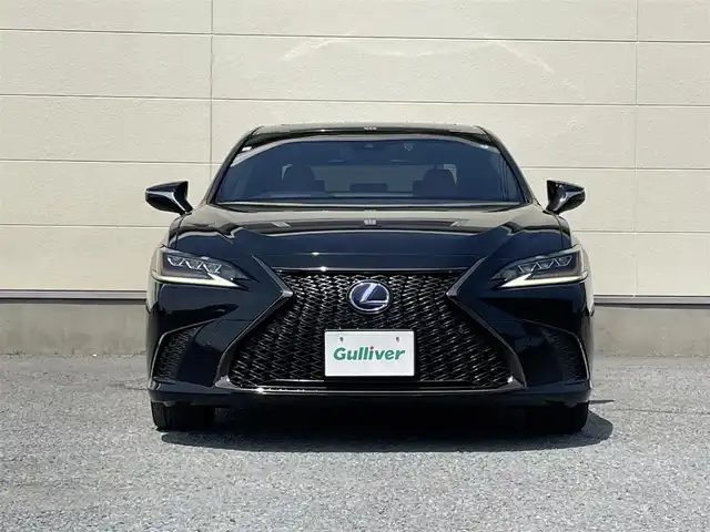 レクサス ＥＳ 300h Fスポーツ 茨城県 2019(平31)年 6.9万km グラファイトブラックガラスフレーク ・ワンオーナー/・純正ナビ（AM/FM/CD/DVD/TV/BT）/・フルセグテレビ/・バックカメラ/・前方ドライブレコーダー/・ETC2.0/・ハンドルヒーター/・シートヒーター/クーラー（D/N席）/・パワーシート（D/N席）/・パワーバックドア/・サンルーフ/・ステアリングスイッチ/・オートライト/・オートワイパー/・横滑り防止装置/・コーナーセンサー/・レーンアシスト/・ブラインドスポットモニター/・クルーズコントロール/・電格ミラー/・空気圧センサー/・三眼LEDヘッドライト/・保証書/・取扱説明書/・カードキーあり