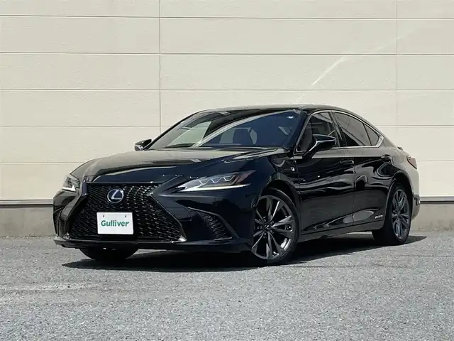 レクサス ＥＳ 300h Fスポーツ 茨城県 2019(平31)年 6.9万km グラファイトブラックガラスフレーク ・ワンオーナー/・純正ナビ（AM/FM/CD/DVD/TV/BT）/・フルセグテレビ/・バックカメラ/・前方ドライブレコーダー/・ETC2.0/・ハンドルヒーター/・シートヒーター/クーラー（D/N席）/・パワーシート（D/N席）/・パワーバックドア/・サンルーフ/・ステアリングスイッチ/・オートライト/・オートワイパー/・横滑り防止装置/・コーナーセンサー/・レーンアシスト/・ブラインドスポットモニター/・クルーズコントロール/・電格ミラー/・空気圧センサー/・三眼LEDヘッドライト/・保証書/・取扱説明書/・カードキーあり
