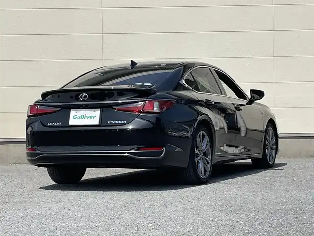 レクサス ＥＳ 300h Fスポーツ 茨城県 2019(平31)年 6.9万km グラファイトブラックガラスフレーク ・ワンオーナー/・純正ナビ（AM/FM/CD/DVD/TV/BT）/・フルセグテレビ/・バックカメラ/・前方ドライブレコーダー/・ETC2.0/・ハンドルヒーター/・シートヒーター/クーラー（D/N席）/・パワーシート（D/N席）/・パワーバックドア/・サンルーフ/・ステアリングスイッチ/・オートライト/・オートワイパー/・横滑り防止装置/・コーナーセンサー/・レーンアシスト/・ブラインドスポットモニター/・クルーズコントロール/・電格ミラー/・空気圧センサー/・三眼LEDヘッドライト/・保証書/・取扱説明書/・カードキーあり